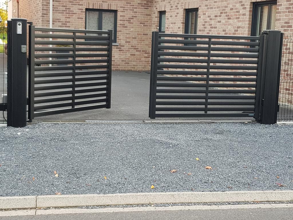 Portail en bois rouge