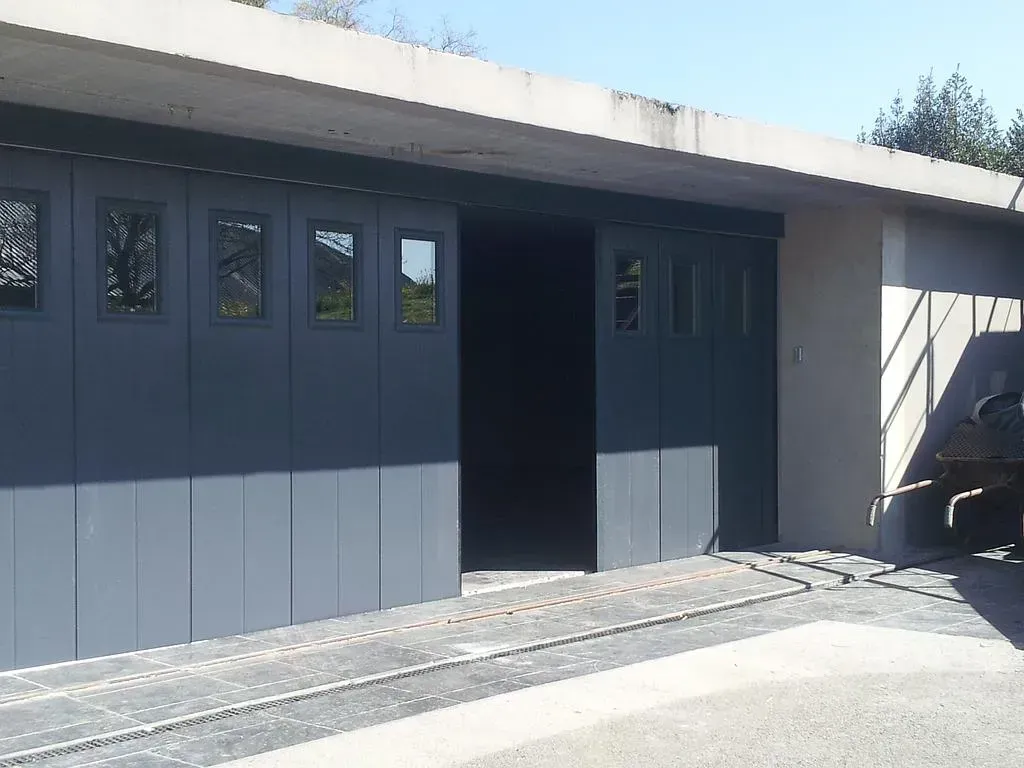 Porte de garage sectionnelle bleu foncé