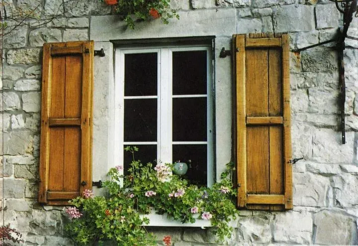 Volets en bois ouverts