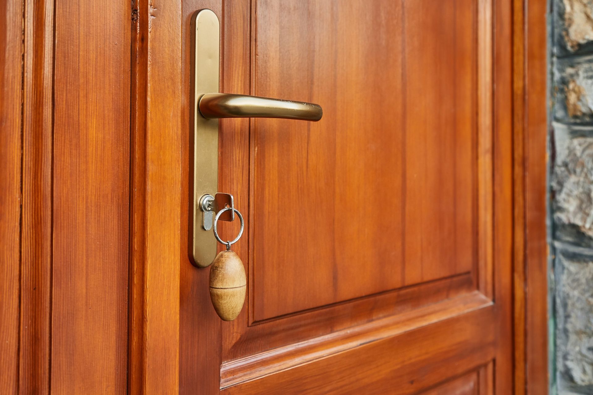 Una puerta de madera con una llave dentro