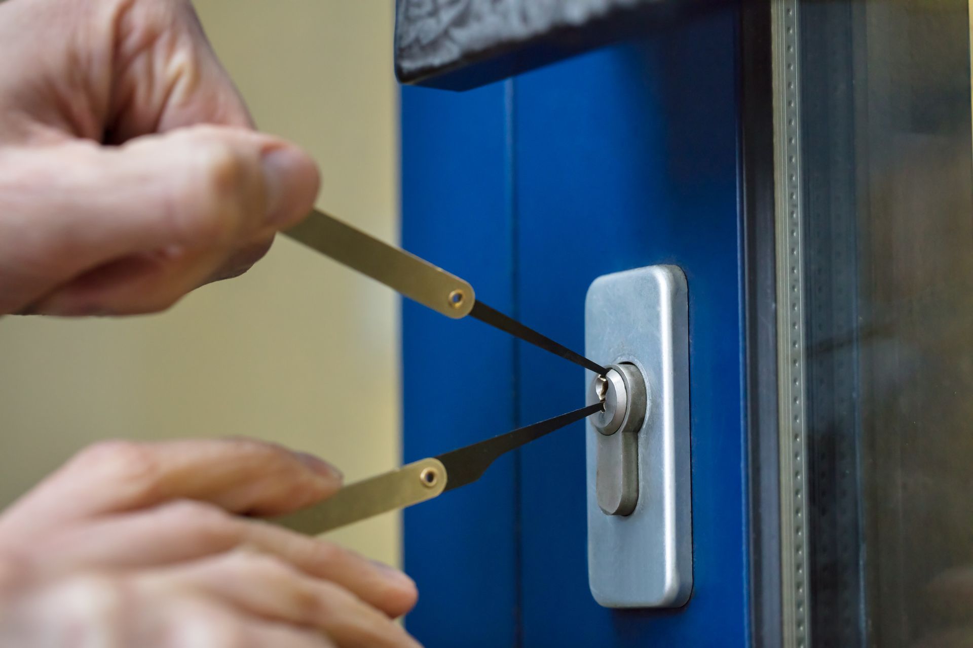 Una persona está abriendo una puerta con un par de pinzas.