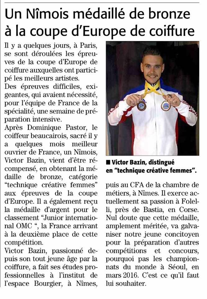 Article de journal montrant un médaillé de bronze en uniforme blanc et or, souriant et brandissant ses médailles.