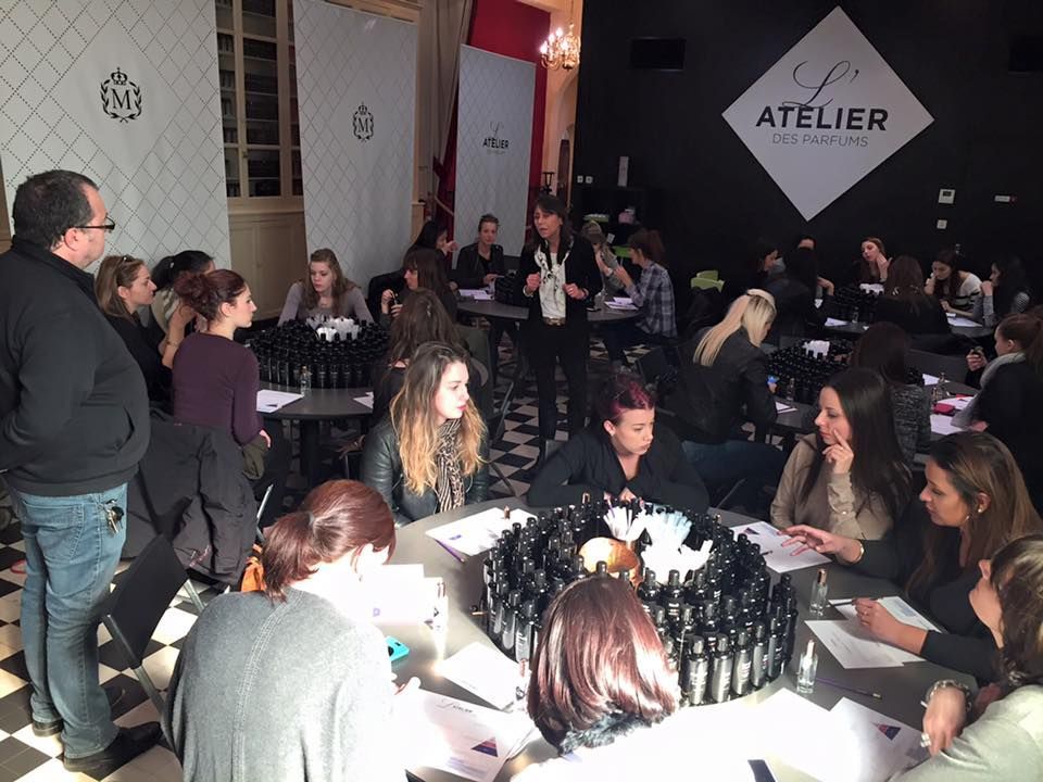 Des personnes assises à des tables dans un espace événementiel faiblement éclairé
