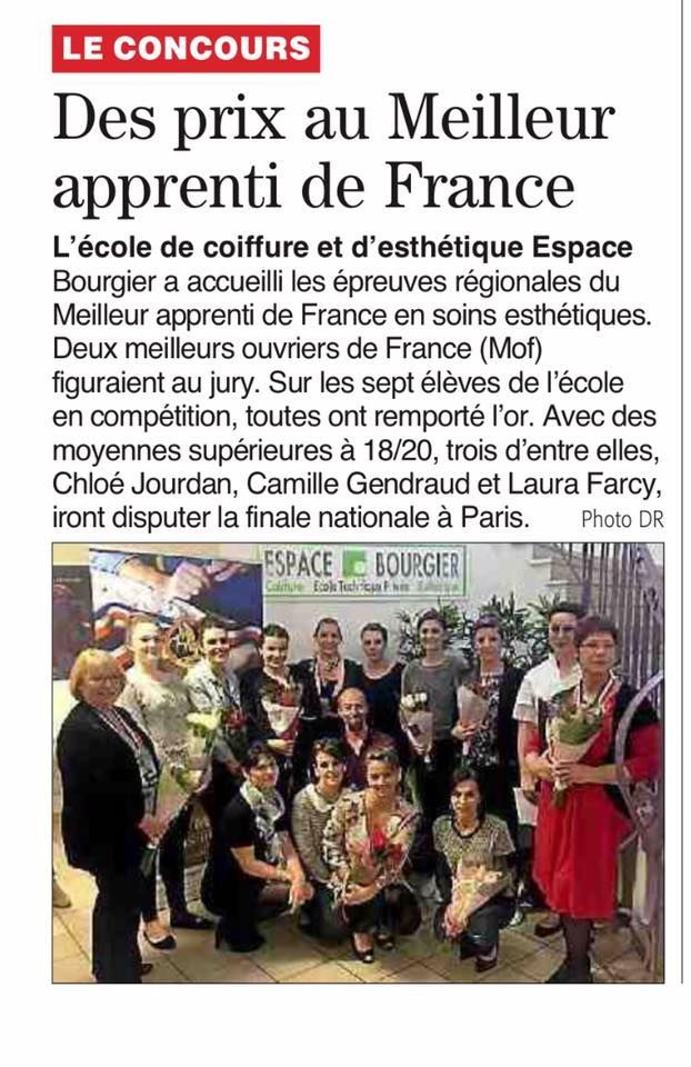 Un groupe d'apprentis pâtissiers médaillés pose avec leurs trophées dans un article de journal consacré aux prix des meilleurs apprentis pâtissiers de France.