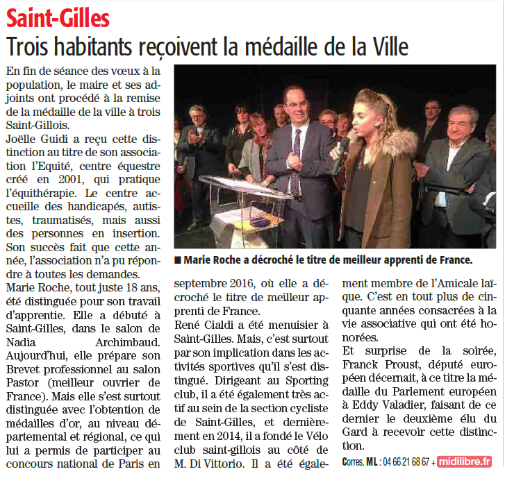 Photo d'illustration d'une cérémonie de remise de médailles à Saint-Gilles, avec des officiels remettant des prix sur scène