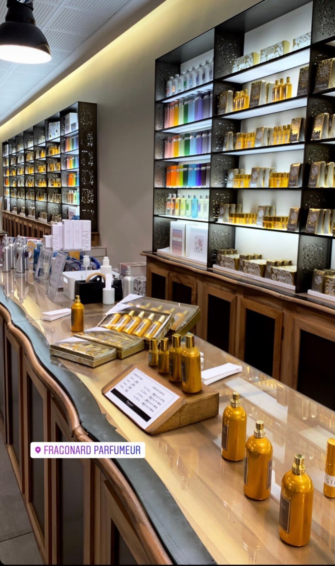 Présentoir moderne de magasin de cosmétiques avec des étagères de flacons et de pots sous un éclairage chaleureux