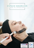 Femme recevant un soin du visage au pinceau dans un spa, avec la marque Espace Bourgier.