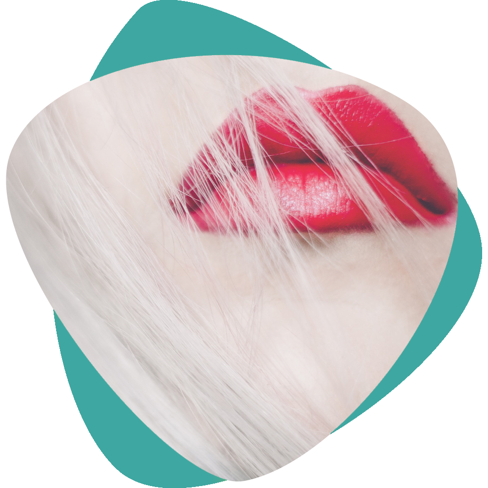 Des lèvres rouges brillantes derrière une fourrure blanche, encadrées par une forme abstraite turquoise