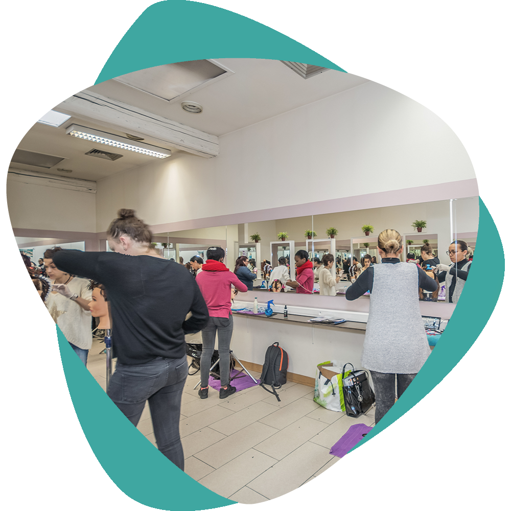 Des personnes font de l'exercice dans un studio aux murs recouverts de miroirs, avec des tapis et des sacs de yoga posés au sol.