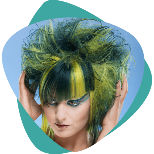 Personne aux cheveux hérissés vert fluo et bleu, les mains encadrant son visage sur un fond abstrait turquoise