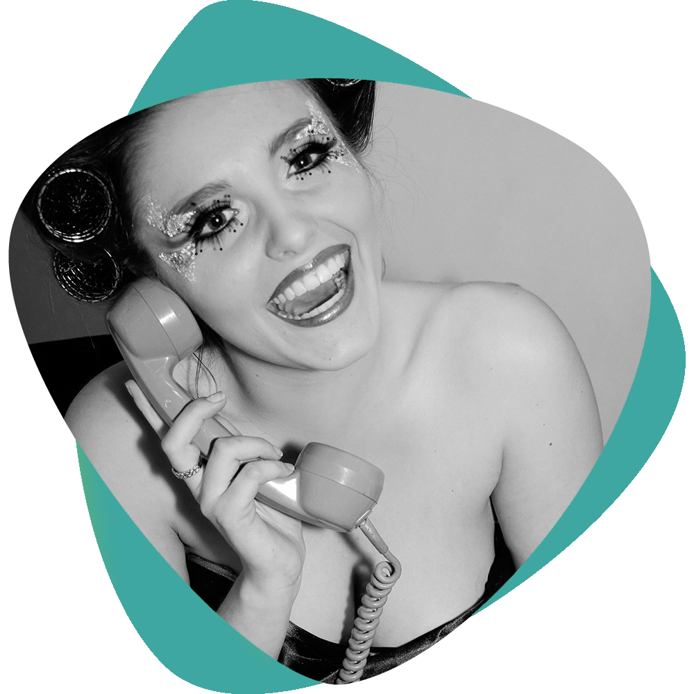 Portrait en noir et blanc d'une femme souriante tenant un téléphone ancien, encadré par des formes abstraites turquoise.