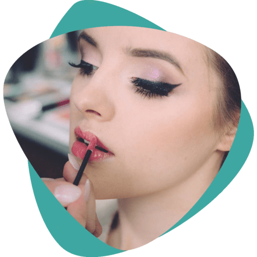 Femme appliquant du rouge à lèvres rose au pinceau, portrait maquillage en gros plan sur fond abstrait turquoise