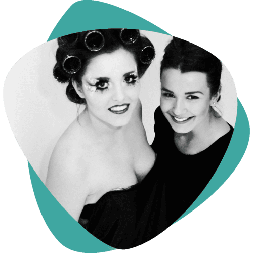 Deux personnes souriantes posent pour un portrait en noir et blanc avec un encadrement abstrait turquoise.
