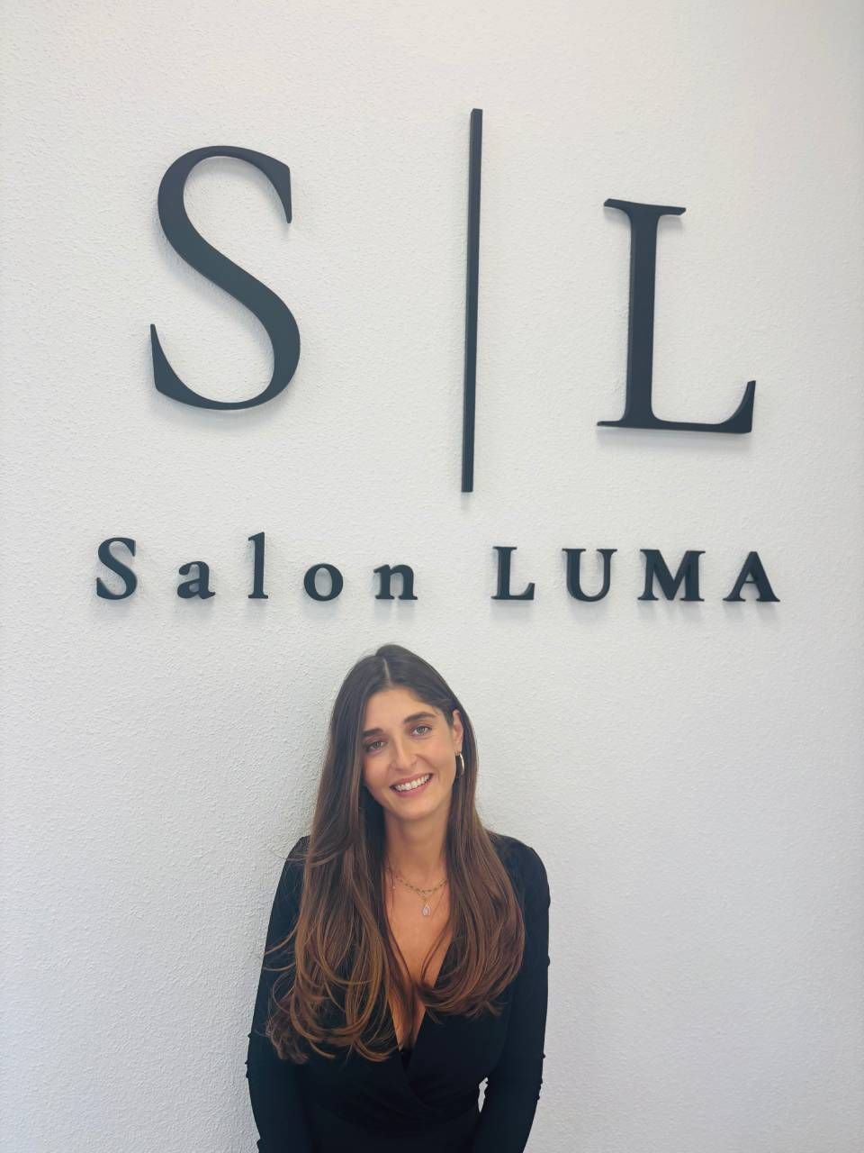 Frau steht vor dem Logo von