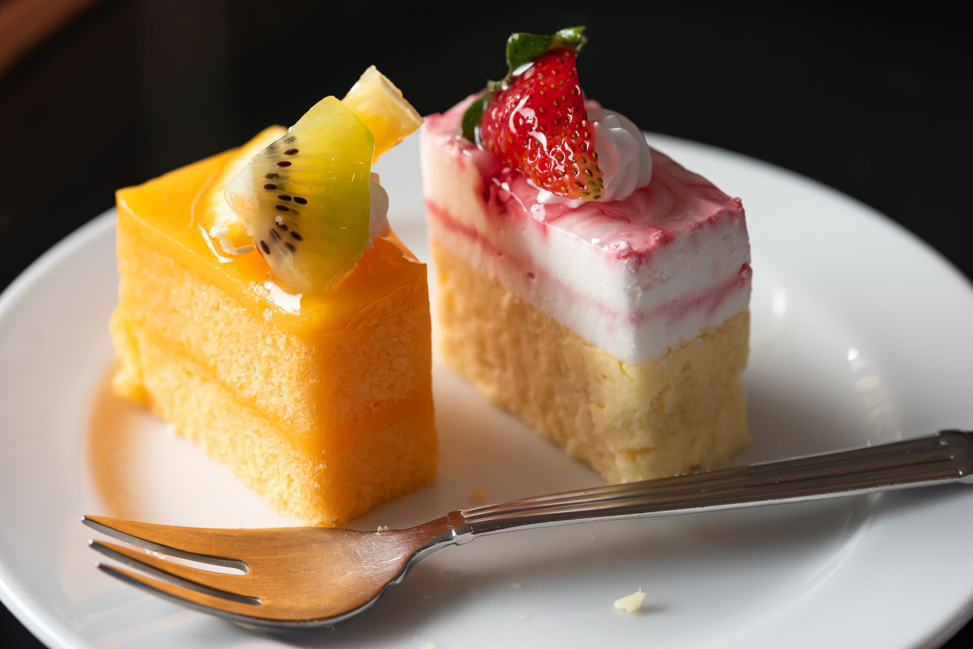 Un primer plano de una hamburguesa y papas fritas en una mesa.
