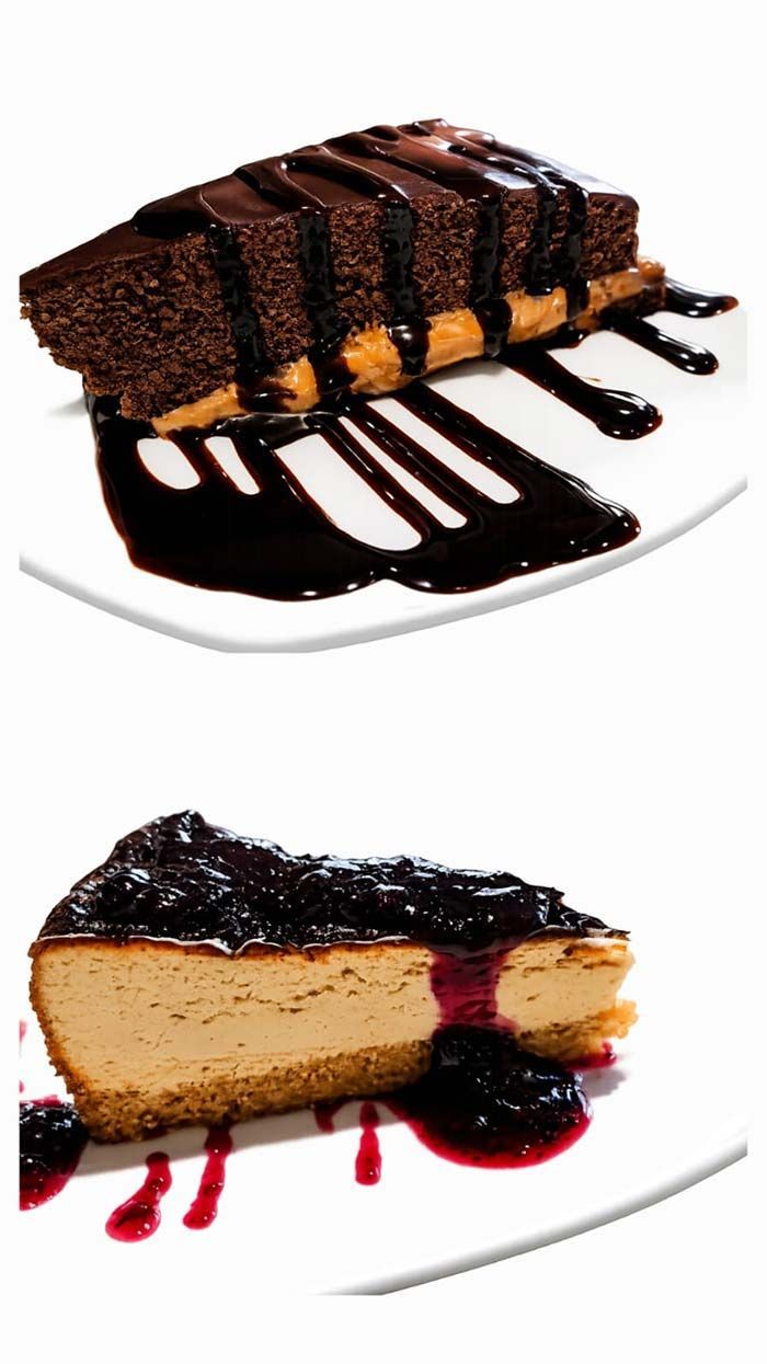 Dos porciones de pastel con salsa de chocolate brillante y frutos rojos en platos blancos.
