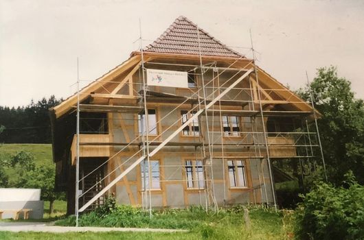 Dach und Fassade mit Gerüst - Thomi u. Münger Holzbau