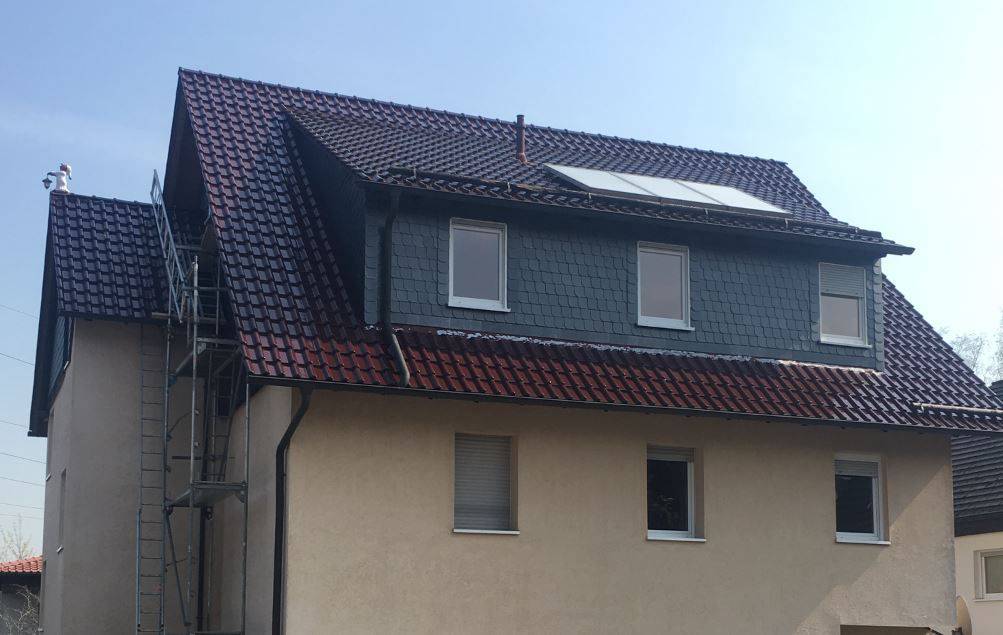 Gerüst am Mehrfamilienhaus