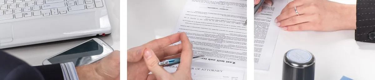 Manos examinando un documento, posiblemente para editarlo. También se ven un teclado y otros objetos.