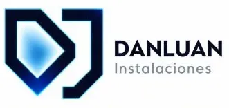 Logotipo de DANLUAN Instalaciones con emblema geométrico azul y texto negro-gris