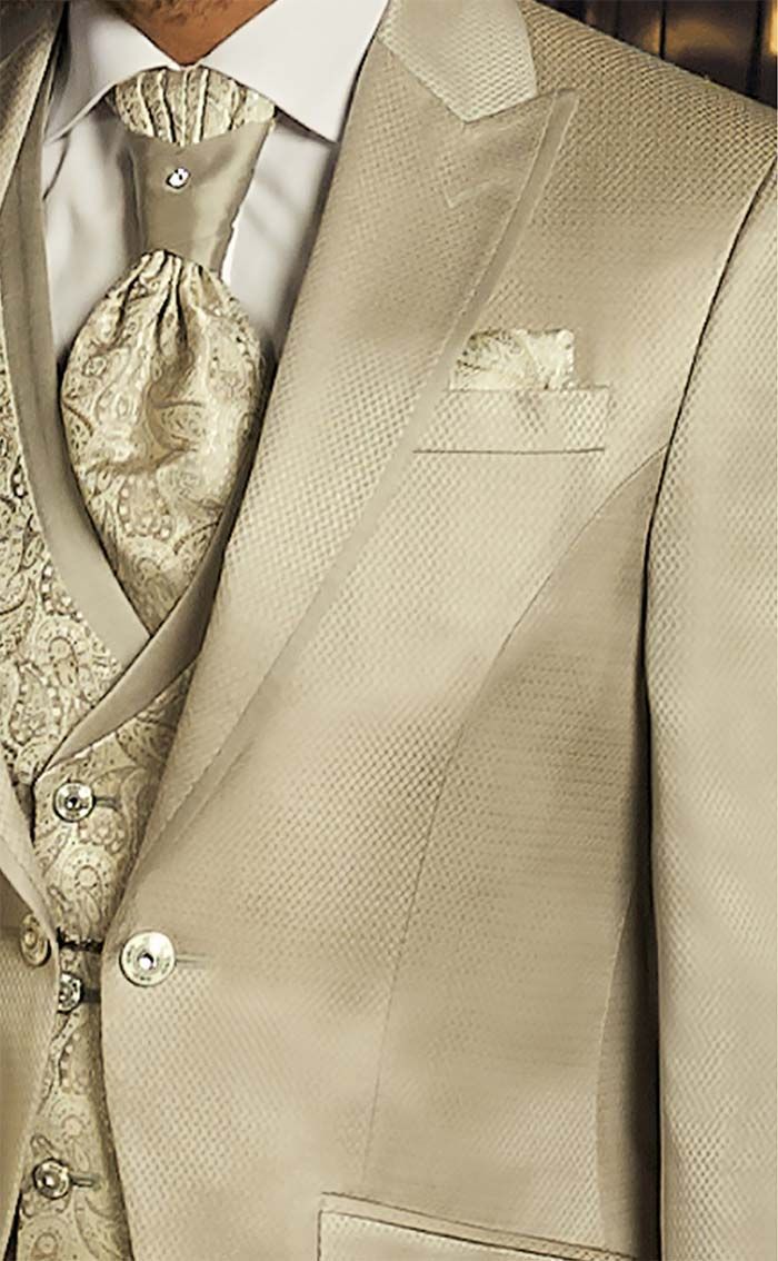 Jaqueta de vestit formal de color crema, amb armilla, corbata i mocador de butxaca a joc.