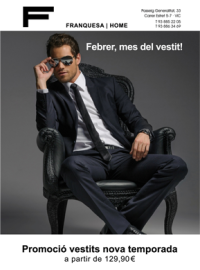 Home amb un vestit negre assegut en una cadira per a l’anunci promocional de vestits de febrer de Franquesa Home