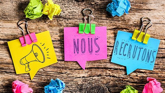Post-it indiquant 'Nous recrutons'