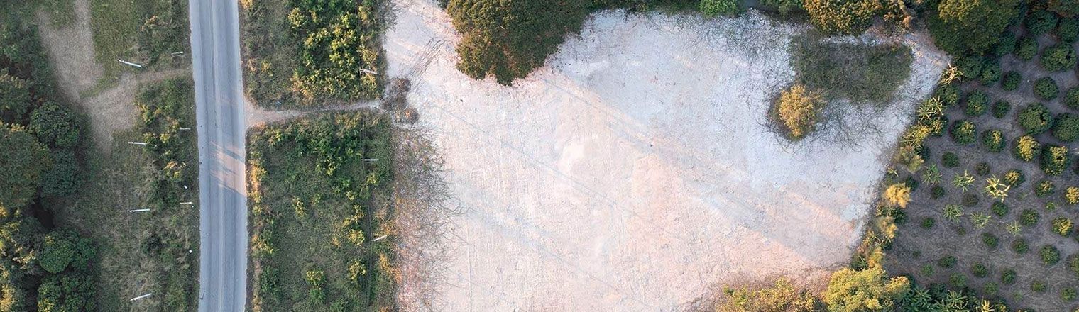 Parcelle de terrain défriché vu du ciel