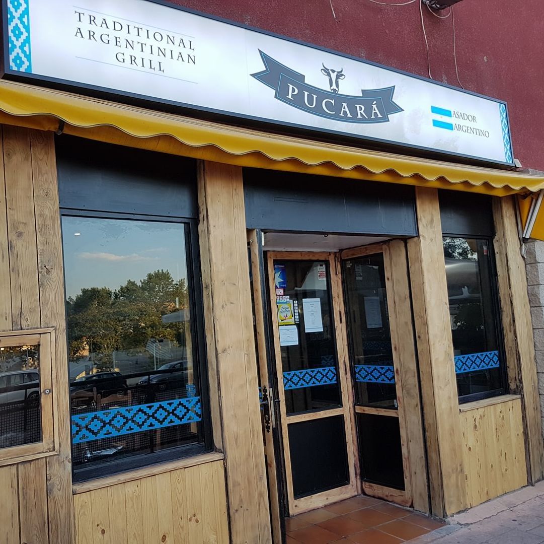 Un restaurante con un cartel que dice pucara.