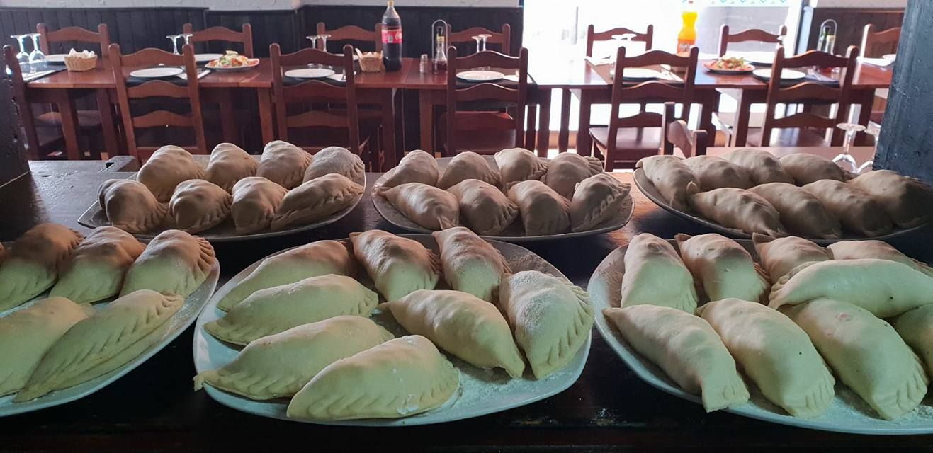Una fila de platos de comida en una mesa en un restaurante.