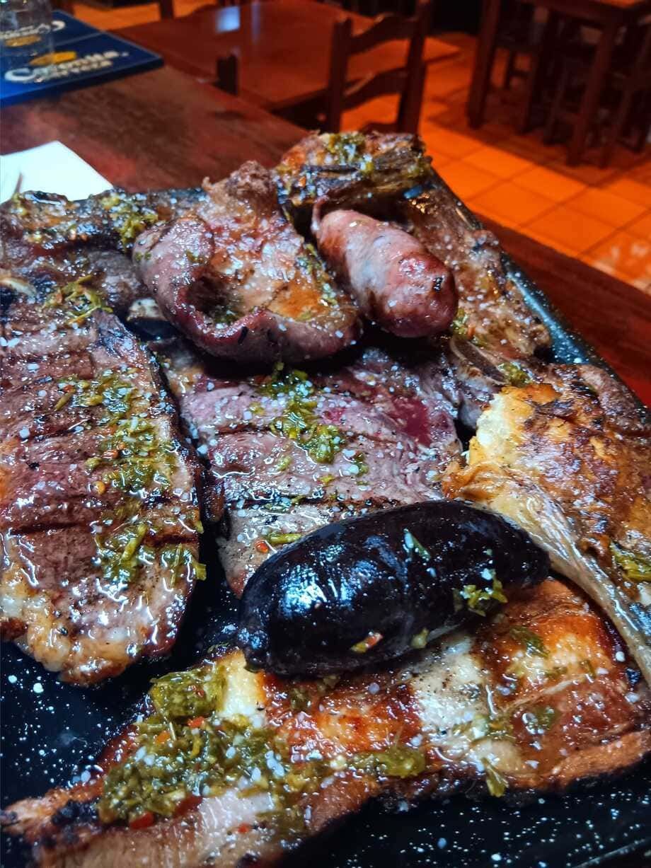Un primer plano de un plato de carne sobre una mesa.