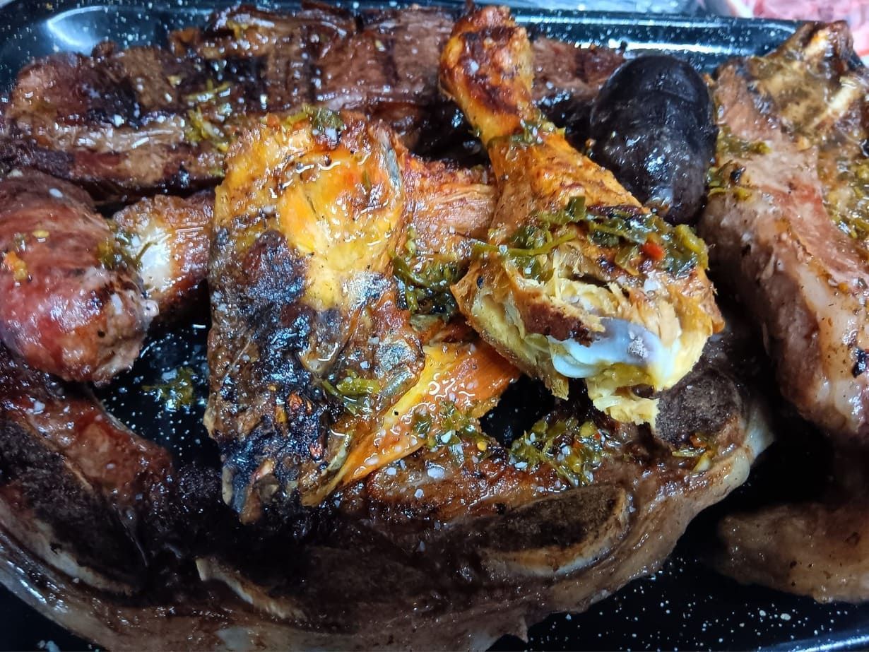 Un primer plano de un plato de carne sobre una mesa.