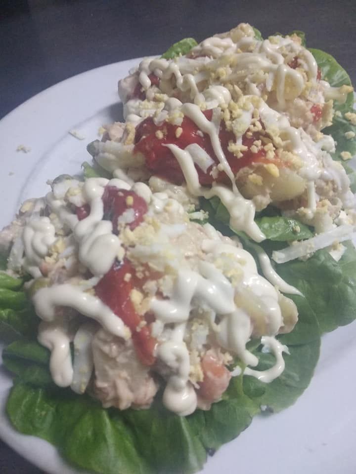 Un plato de comida con lechuga y tomates encima.