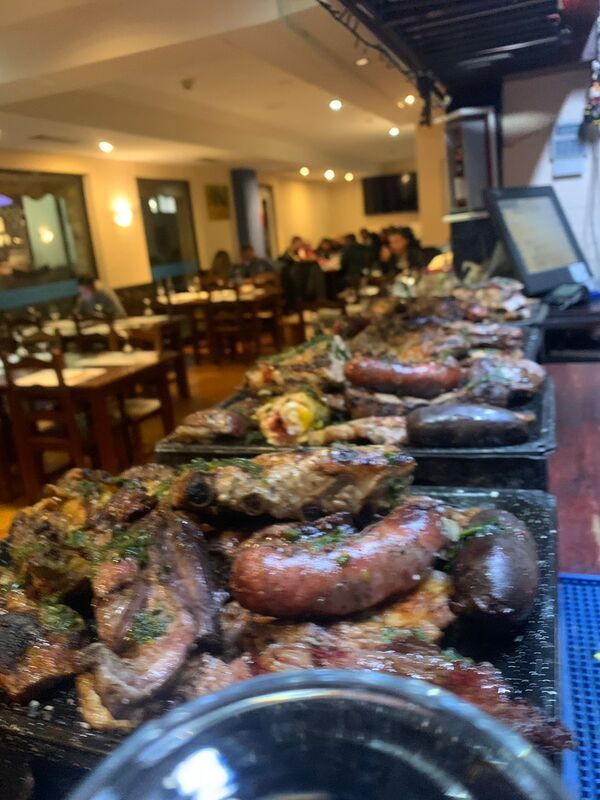 Un restaurante con mucha carne en la mesa
