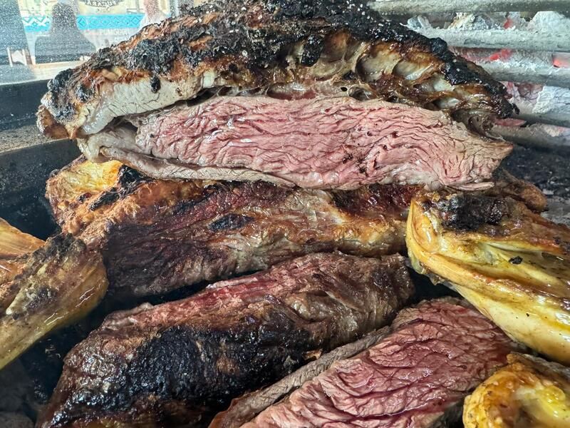 Un gran trozo de carne se encuentra encima de una pila de carne.