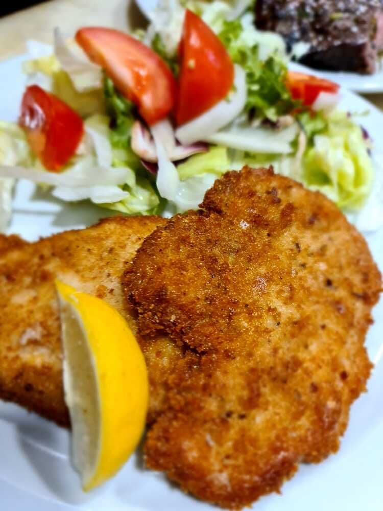 Un primer plano de un plato de comida con carne y verduras.