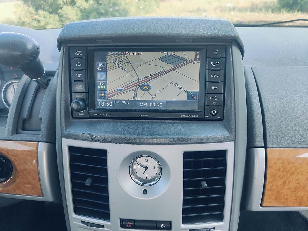 Tablero de una minivan Chrysler que muestra una pantalla de navegación con mapa, reloj y salidas de aire.