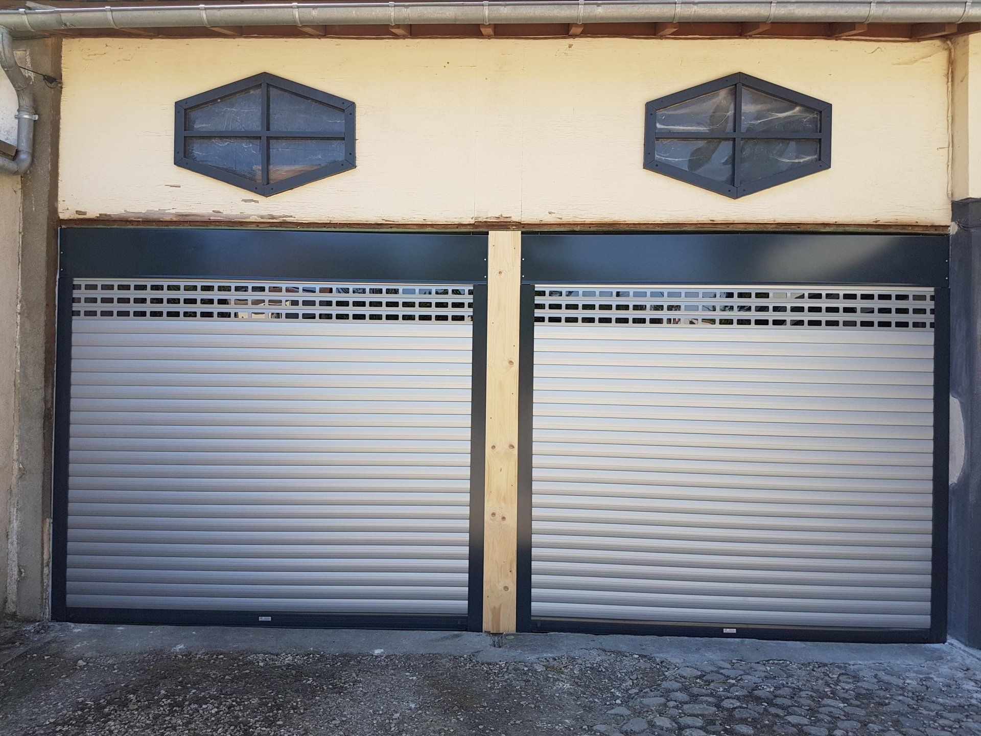 Porte de garage roulante motorisée