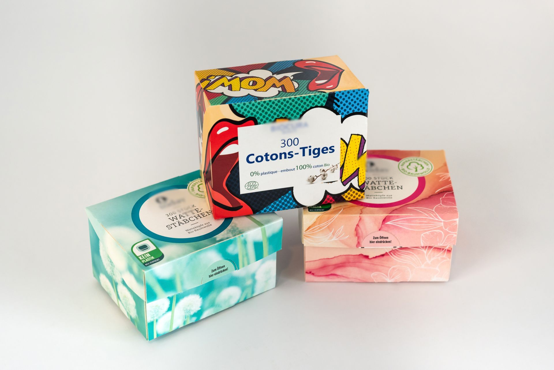 Emballages en carton colorés pour des cotons tiges