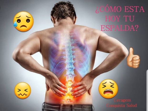 Hombre sujetándose la parte baja de la espalda con un gráfico de la columna vertebral brillante y un texto en español 