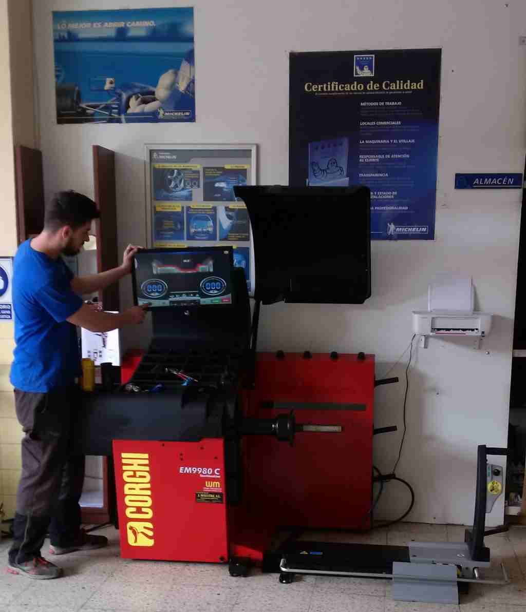 Un hombre con camisa azul está trabajando en una máquina de cormo.