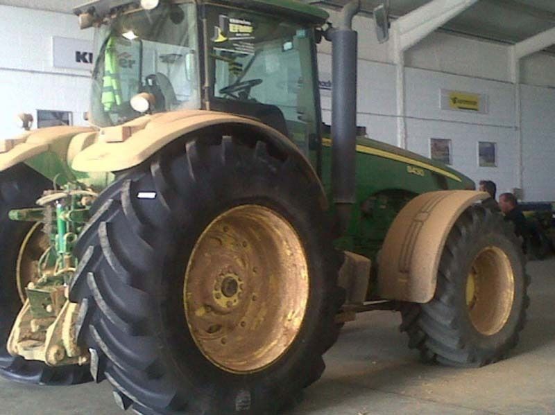 Un tractor John Deere está estacionado en un garaje.