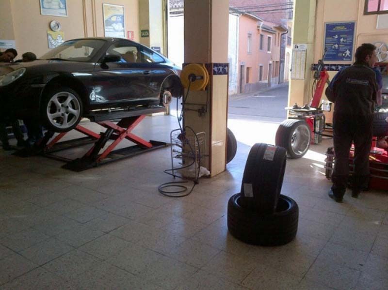 Un coche está estacionado en un elevador en un garaje.