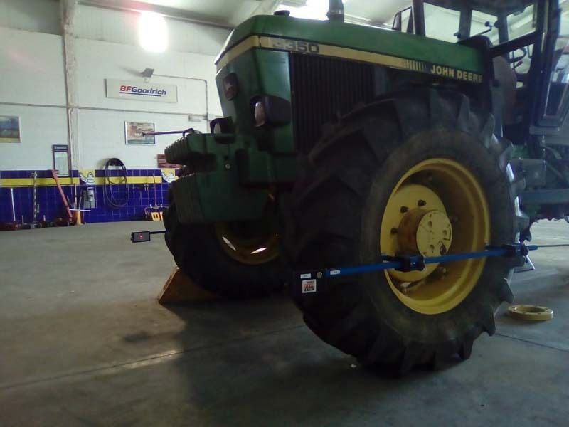 Un tractor John Deere está atado en un garaje.