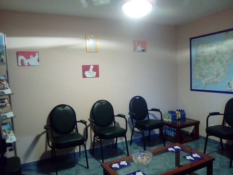 Una sala de espera con sillas y una mesa de café.