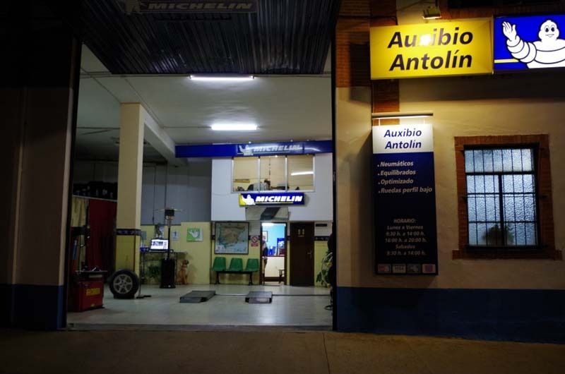 Un cartel amarillo en el lateral de un edificio dice audio antolin