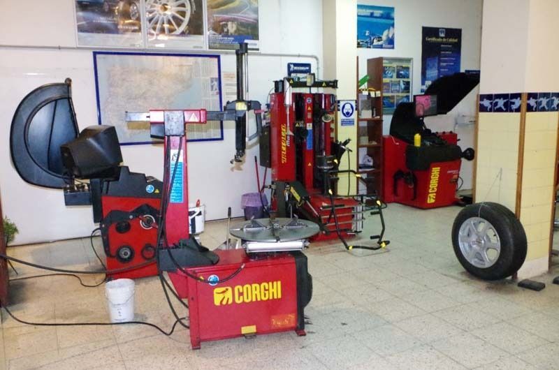 Una máquina roja con la palabra corghi escrita en ella
