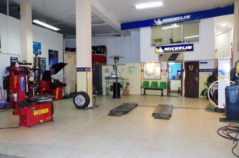 Un cartel de Michelin cuelga encima de una tienda de neumáticos.