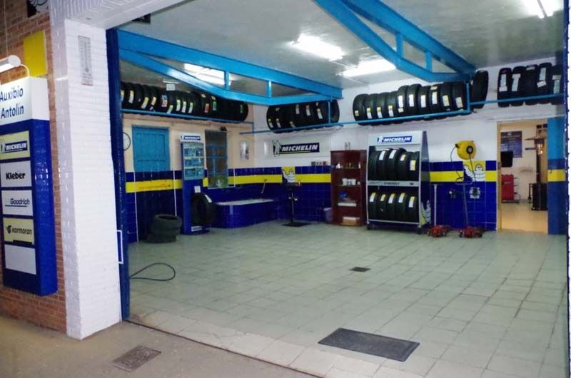 Una tienda de neumáticos con un cartel que dice Michelin.