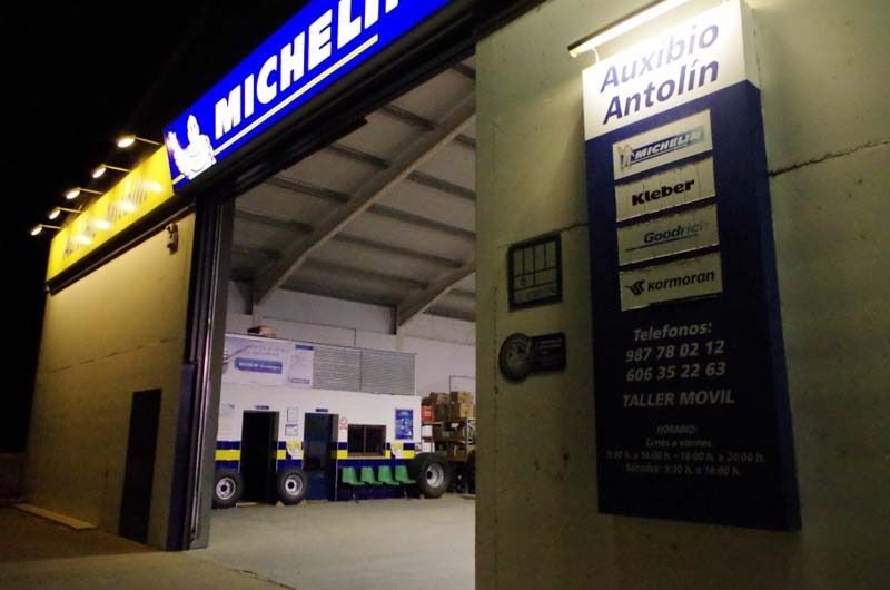 El exterior de una tienda de neumáticos Michelin por la noche.